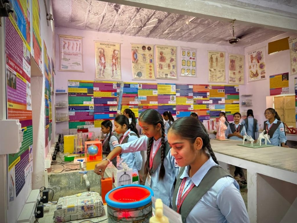 साइंस लेब और कंप्यूटर लेब उपयोग की विद्यार्थियों में खुशी