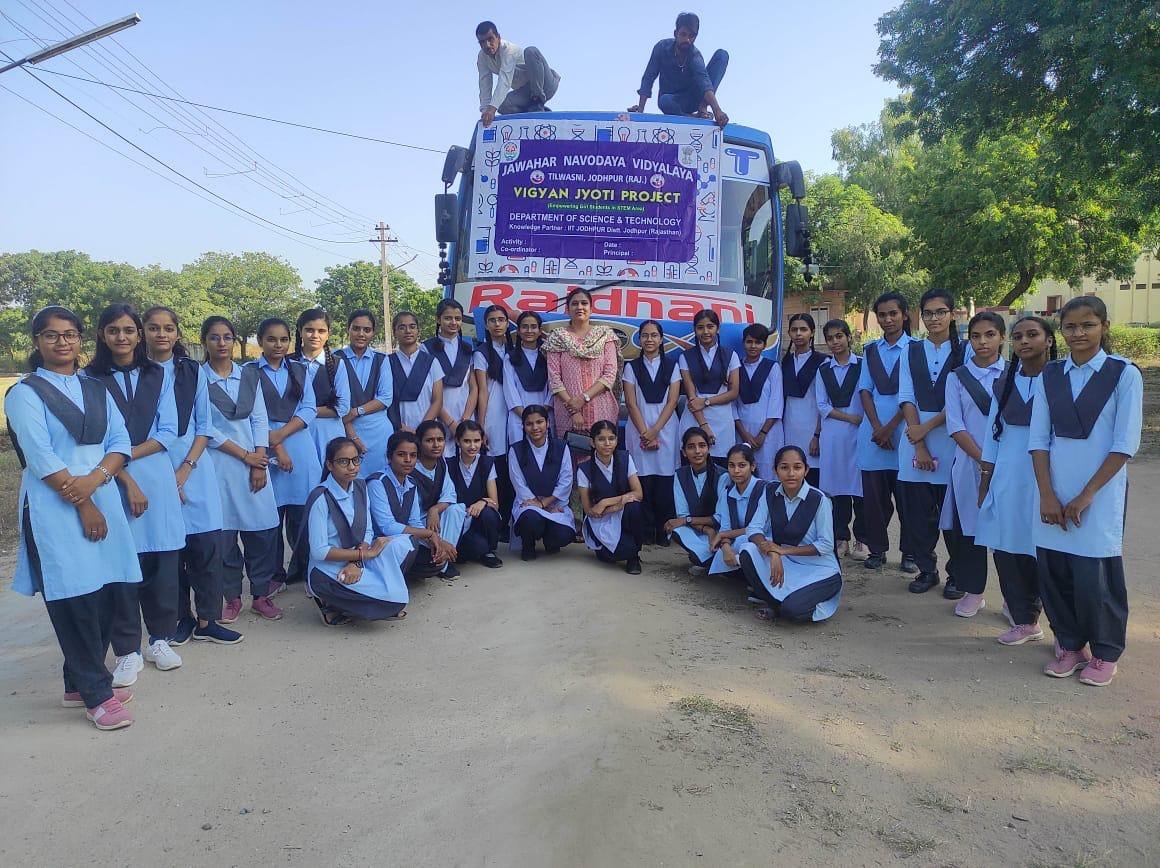 Exposure visit में उत्साहित छात्राएं